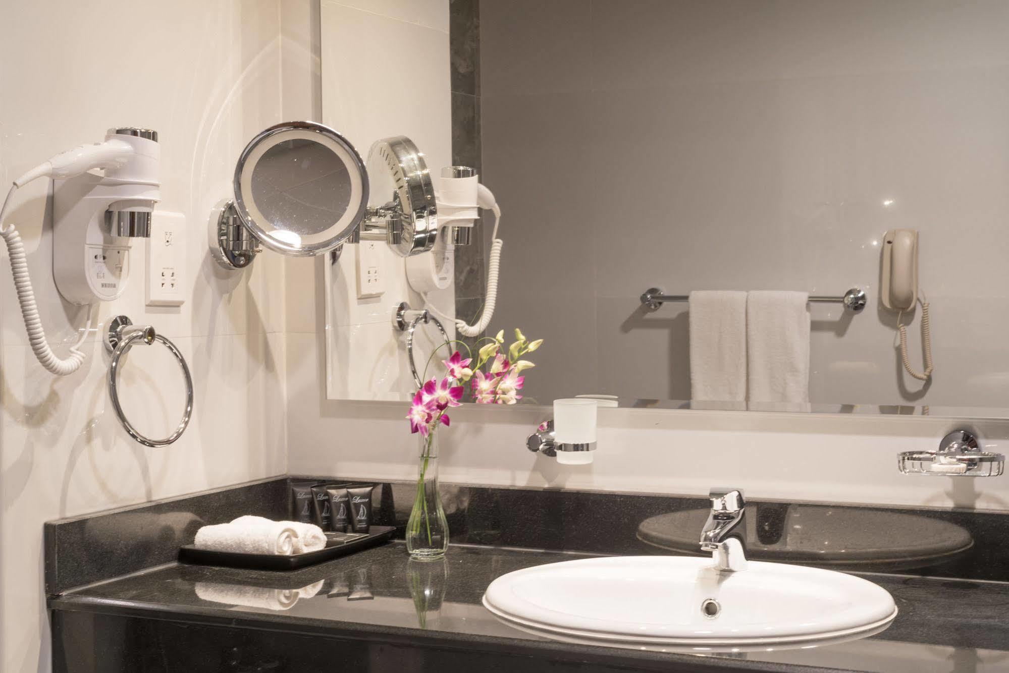 Hotel Hawthorn Extended Stay By Wyndham Abu Dhabi City Center 4*